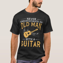 Un vieil homme avec une guitare