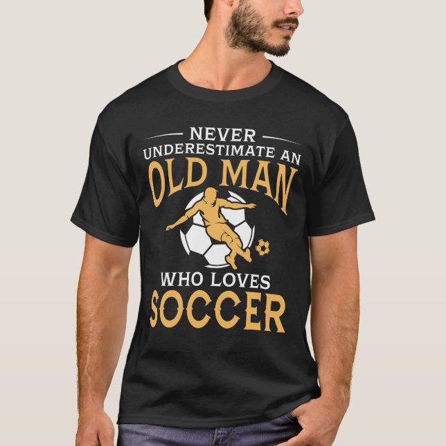 T-shirt Un vieil homme qui aime le football (Devant)