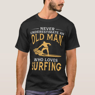 T-shirt Un vieil homme qui aime surfer