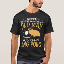 Un vieil homme qui joue au ping-pong