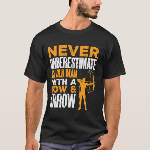 T-shirt Un Vieux Homme Avec Une Boue Et Une Arche À L'Arch