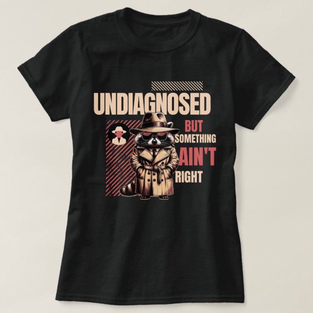 T-shirt Undiagnosed Raccoon DetectiveSomething Ain't Right (Design devant)