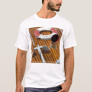 T-shirt Une Ancre Et Une Bouée De Vie Sur Un Bateau En Bo