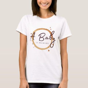 T-shirt Une Baby Shower 'Un Bébé Est En Train De Brasser D