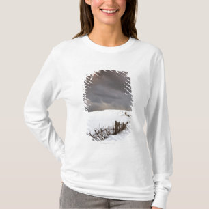 T-shirt Une barrière cassée le long d'une neige a couver