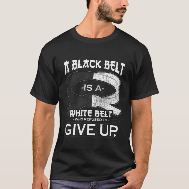 T-shirt Une Ceinture Noire Est Une Ceinture Blanche Karate (Devant)