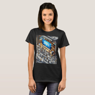 T-shirt une devanture de magasin avec un grand panneau qui