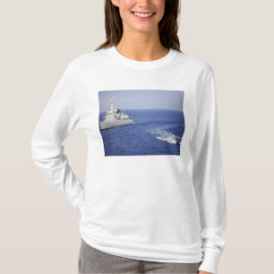 T-shirt Une équipe portugaise de marine dans un bateau