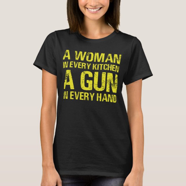 T-shirt Une Femme Dans Chaque Cuisine Un Arme Dans Chaque  (Devant)