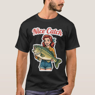 T-shirt Une femme de dessin animé tenant un gros poisson s