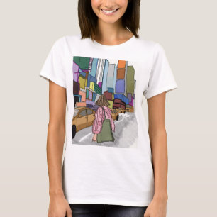 T-shirt Une femme marche dans une rue animée bordée de la