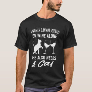 T-shirt Une femme ne peut survivre au vin seul, elle a aus