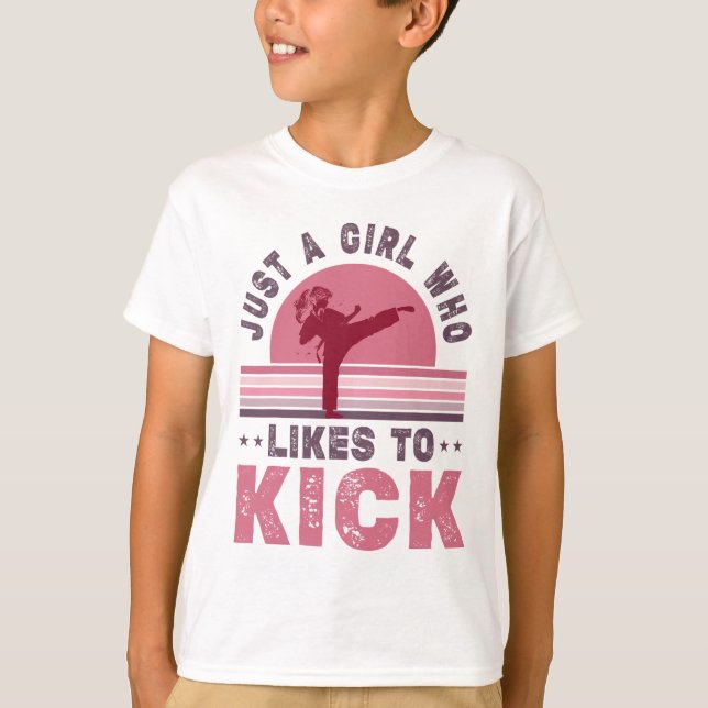 T-shirt Une Fille Aime Taper Le Mixed martial art Taekwond (Devant)