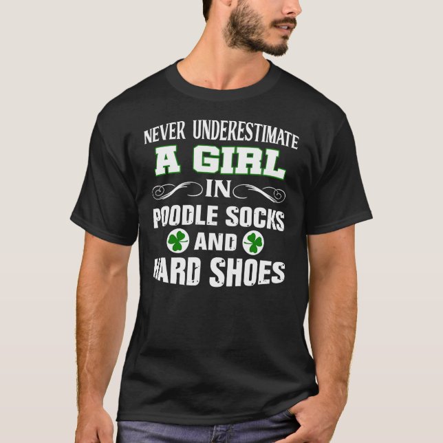 T-shirt Une Fille En Chaussettes De Poodle Et Chaussures D (Devant)
