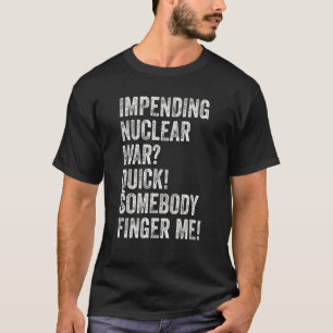 T-shirt Une guerre nucléaire imminente, quelqu'un me doigt