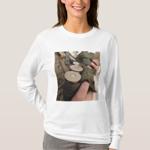 T-shirt Une marine berce des poignées de grenades de 40