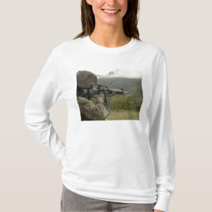T-shirt Une marine conduit des exercices