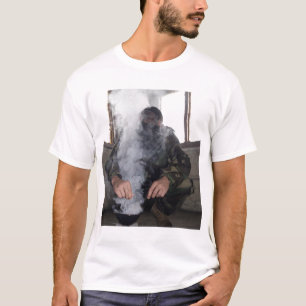 T-shirt Une marine remplit chambre à gaz de plus de gaz d