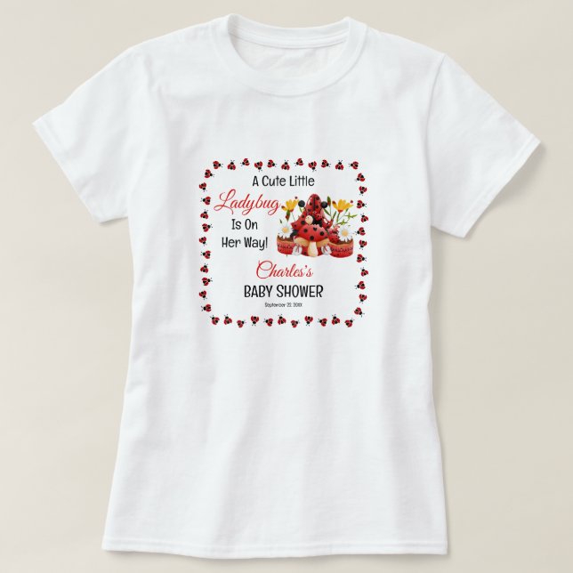 T-shirt Une Mignonne Petite Ladybug Est En Chemin De Baby  (Design devant)
