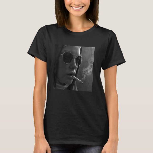 T-shirt Une nonne chaude fume la cigarette, rebelle person (Devant)