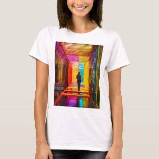 T-shirt Une personne se tient au milieu d'un vaste labyrin