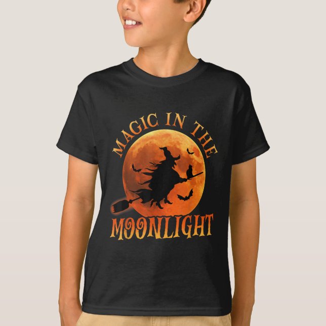 T-shirt Une Sorcière à cheval dans la magie d'Halloween (Devant)