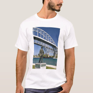 T-shirt Une statue de Thomas Edison par l'artiste local Mi