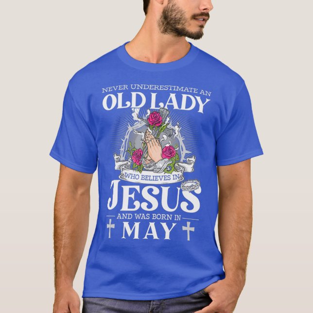 T-shirt Une Vieille Dame Qui Croit En Jésus Et Est Née (Devant)