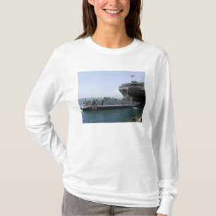 T-shirt Utilité de barge de débarquement prenant positio