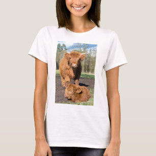 T-shirt Vache écossaise à montagnarde de mère près de