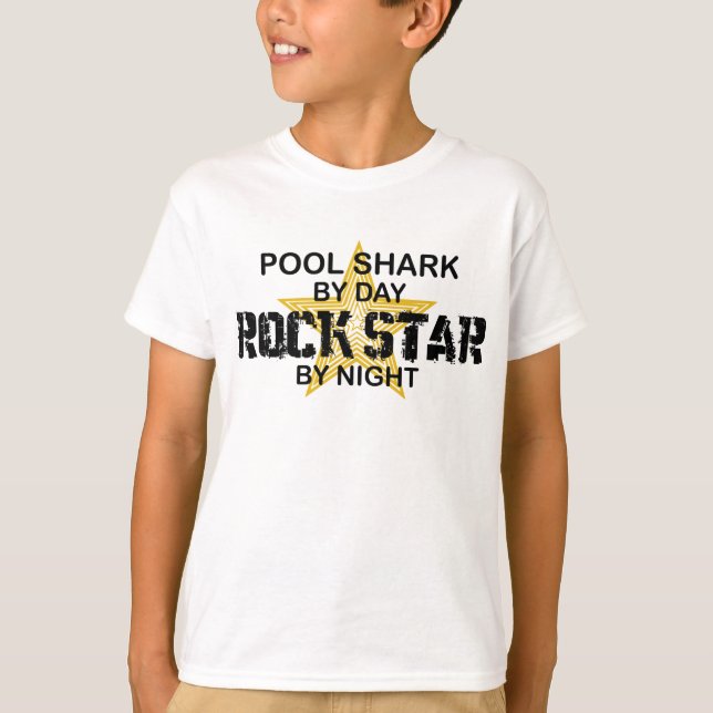 T-shirt Vedette du rock de requin de piscine par nuit (Devant)