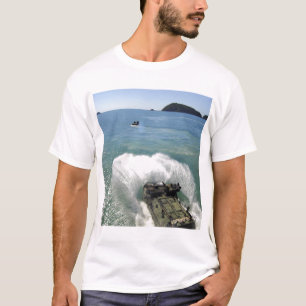T-shirt Véhicules d'attaque amphibie sortie du pont du pui