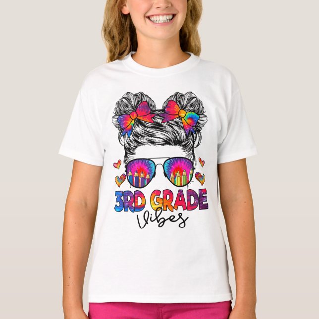T-shirt Vibes de 3e année Messy Bun Girl Troisième année R (Devant)