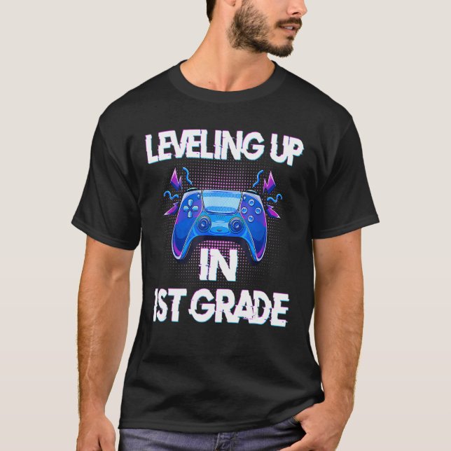 T-shirt Video Gaming students Leveling up in First Grade (Devant)