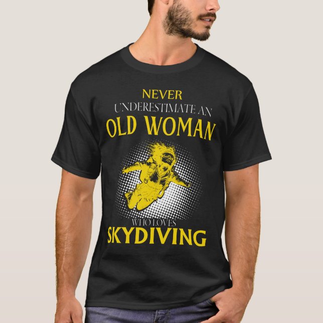 T-shirt Vieille Femme qui aime SKYDIVING (Devant)