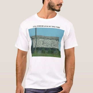 T-shirt Vieille grange déchirée en lambeaux, se tenant