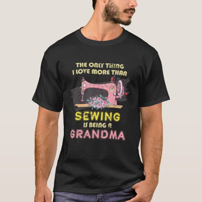 T-shirt Vielles femmes retraitées coudre machine à coudre  (Devant)