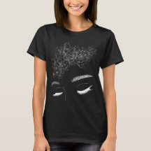 Visage avec délicate chemise à cheveux en fleurs