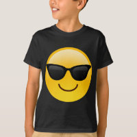 Visage de sourire avec des lunettes de soleil