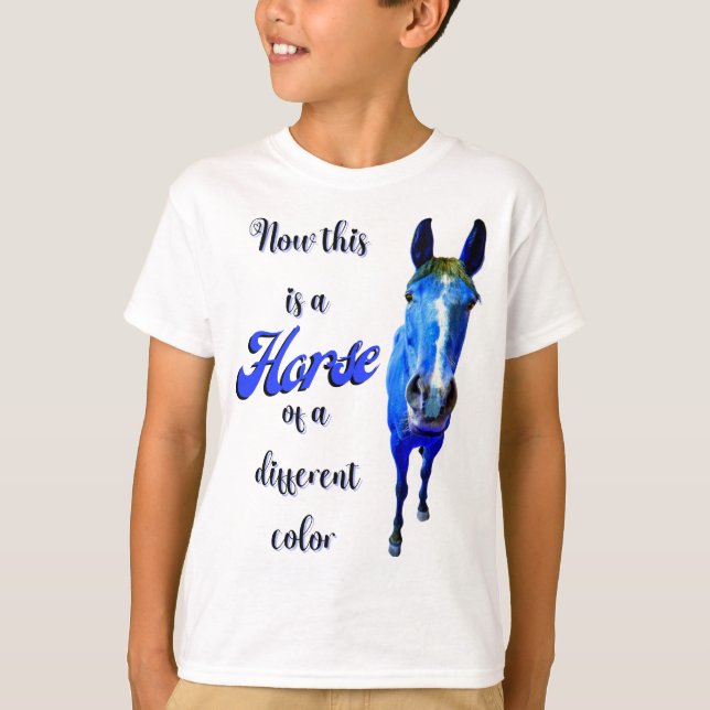 T-shirt Voici un cheval d'une couleur différente en bleu (Devant)