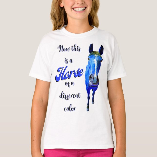 T-shirt Voici un cheval d'une couleur différente en bleu (Devant)