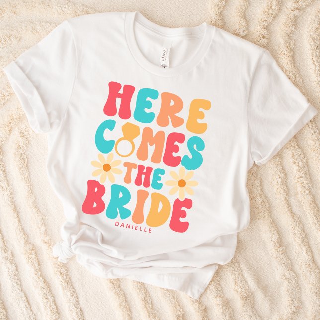 T-shirt Voici venir la mariée Groovy Retro personnalisé (Créateur téléchargé)