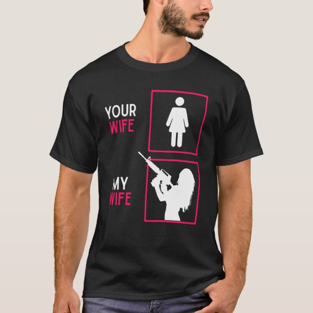 T-shirt Votre Femme Ma Femme Avec Arme À Riffle Ammo & Gun (Devant)