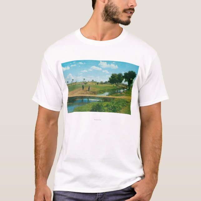T-shirt Vue de golfeur frappant la boule (Devant)