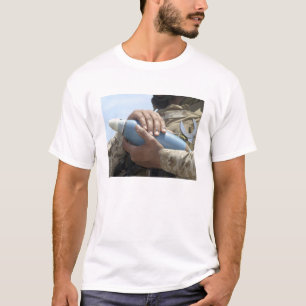 T-shirt Vue d'ensemble d'un soldat faisant crader une muni