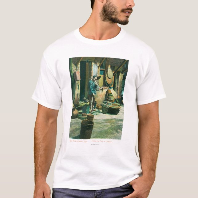 T-shirt Vue d'un homme fumant hors de son tuyau (Devant)