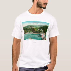 T-shirt Vue d'une famille sur le lac DockInverness, CA