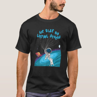 T-shirt We Rise by Lifting Others Astronaut Holding Cats P