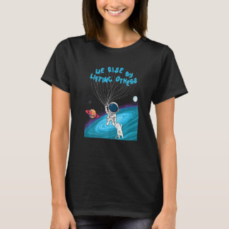 T-shirt We Rise by Lifting Others Astronaut Holding Cats P