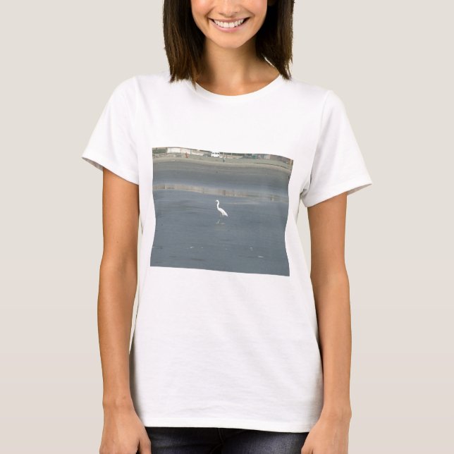 T-shirt White Bird on Grey Sand Beach Art Imprimer (Devant)
